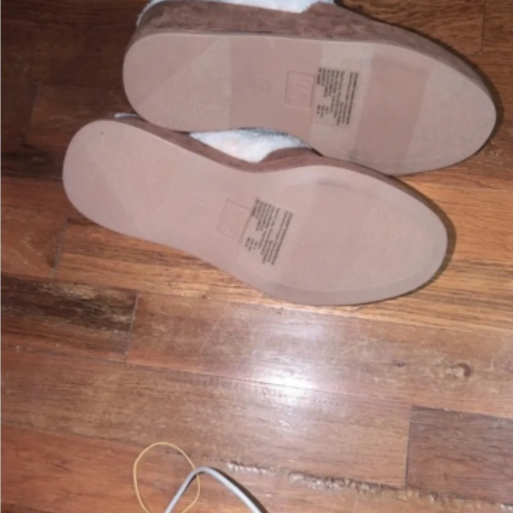 Cozy Faux-Suede Shearling Lined Slippers - Brown & Cream - Picture 4 of 4
